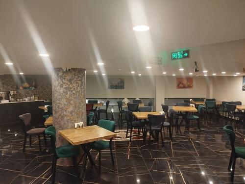 安塔利亚Golden Lux Hotel Antalya的一间有桌椅的餐厅