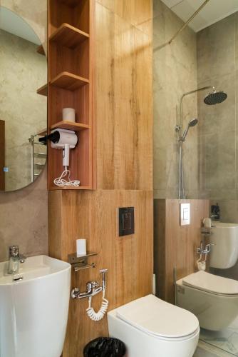 ein Badezimmer mit Toilette und Waschbecken in der Unterkunft Vell7 Hotel in Dzhetyoguz