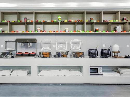 ein Zimmer mit weißen Regalen und Stühlen darauf in der Unterkunft VX Hotel Wuhan Optics Valley Yangjia Bay Metro Station in Wuhan