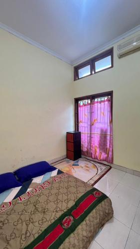 En eller flere senge i et værelse på Arshatama Guest House UII