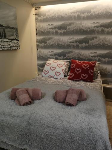 ein Bett mit zwei ausgestopften Tieren darüber in der Unterkunft Lapland winter cottage in Rovaniemi