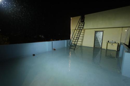 Πισίνα στο ή κοντά στο Dwaya Villa Stay in Tirupati