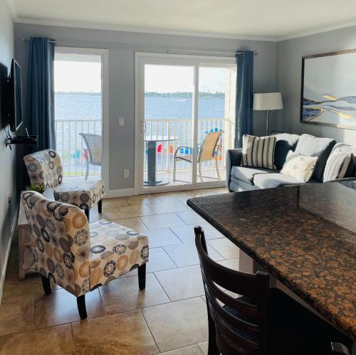 Khu vực ghế ngồi tại Amazing Waterfront View