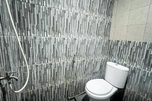 Ένα μπάνιο στο RedDoorz at Mamiric Guest House Syariah