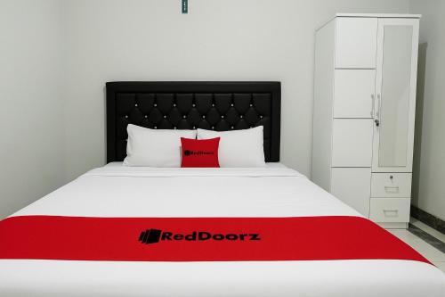 Ένα ή περισσότερα κρεβάτια σε δωμάτιο στο RedDoorz at Mamiric Guest House Syariah