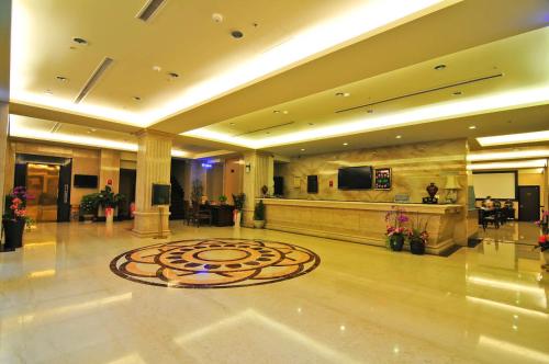 um lobby com um grande tapete no meio de um edifício em Chong Yu Hotel em Taoyuan