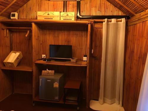 Camera con scrivania, computer e TV. di Baansuanpai Noppakao a Pong Talong
