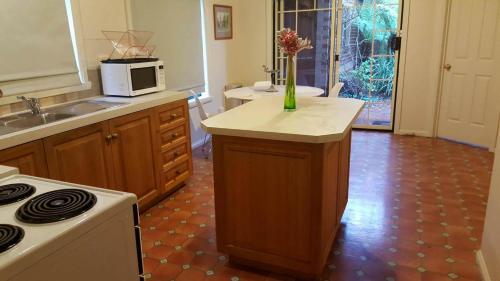 Η κουζίνα ή μικρή κουζίνα στο City townhouse walking distance to city