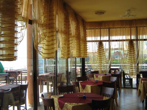 Hotel Blian tesisinde bir restoran veya yemek mekanı