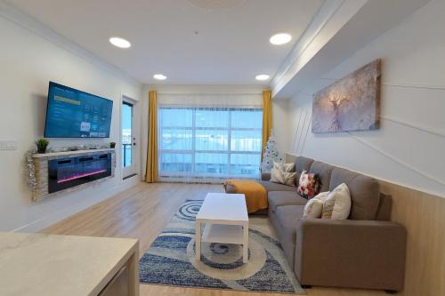 Μια τηλεόραση ή/και κέντρο ψυχαγωγίας στο Family Stylish 2BR Condo with City View, DT, Balcony, Free Parking & In-Suite Laundry!