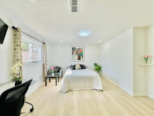Un dormitorio con una cama en una habitación blanca. en 5bedrooms 3baths 5 beds new renovation 1800sf, en Redwood City