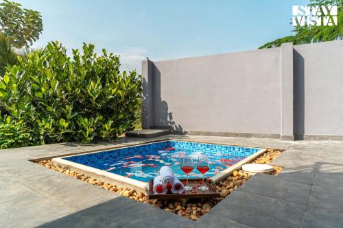 Πισίνα στο ή κοντά στο StayVista at A Frame of Mind- Denkanikottai with Pool & BBQ