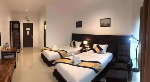 um quarto de hotel com duas camas em um quarto em P Bliss Hotel em Phayao