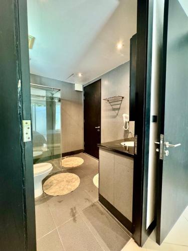 Ban Nong ChaengにあるPool Villa Karaoke Jomtien Pattayaの洗面台、浴槽、トイレを備えたバスルーム