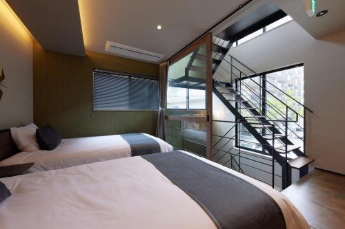 奈良市にあるCocon Nara Sanjyoの螺旋階段付きの部屋 ベッド2台