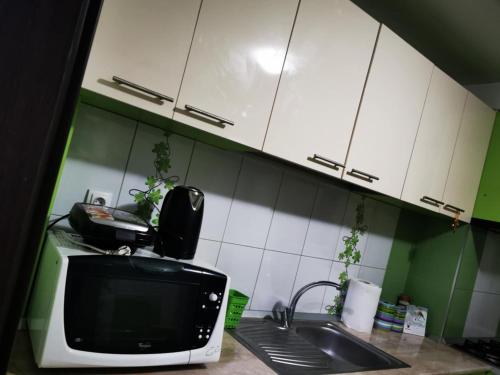 O bucătărie sau chicinetă la Cc Apartament Central