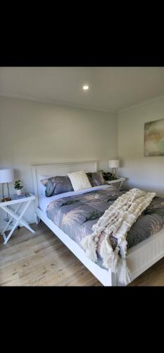 En eller flere senge i et værelse på Welcome Home Stay