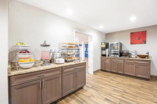 Kuchyň nebo kuchyňský kout v ubytování Microtel Inn & Suites by Wyndham Springfield