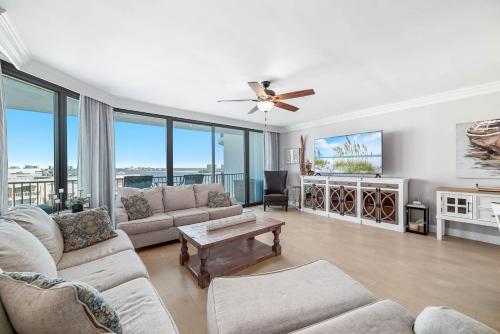 TV a/nebo společenská místnost v ubytování Lighthouse on the Bay 2605-Monthly-Pet Friendly