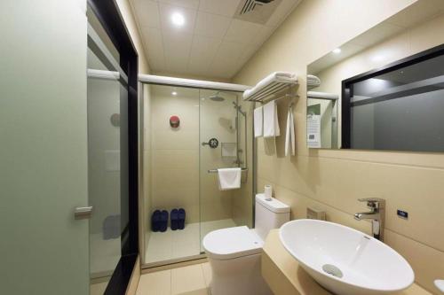 un bagno con wc, lavandino e doccia di GreenTree Inn Jiangsu Suzhou Kunshan Beimen Road Express Hotel a Kunshan