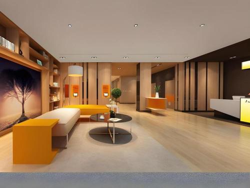 un soggiorno con un divano e un tavolo di IU Hotel Chengdu High-Tech Zone Longhu Times Street a Xipu