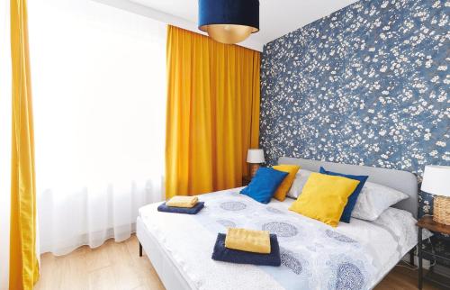 Un pat sau paturi într-o cameră la Apartament Pileckiego Nowy Dwór Mazowiecki Modlin Airport