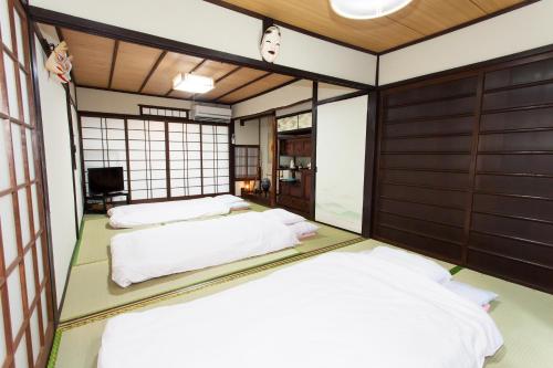Кровать или кровати в номере Kujo Stays
