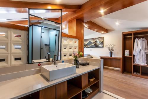 Ένα μπάνιο στο Namzhuo Tibetan-style Courtyard Manor