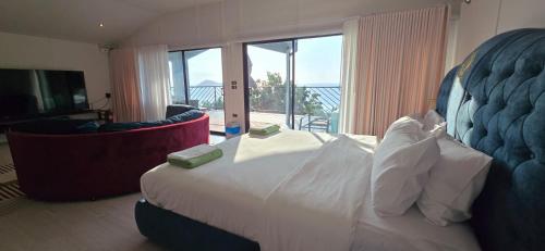 a bedroom with a large bed and a large window at Villa Sunniva in Wok Tum