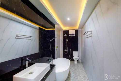 BrosotHomestay Alenay Resort Kulonprogo的带水槽和马桶的浴室