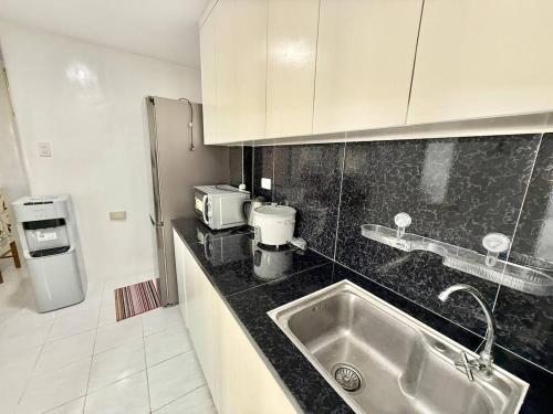 Η κουζίνα ή μικρή κουζίνα στο The Happy Home HQ