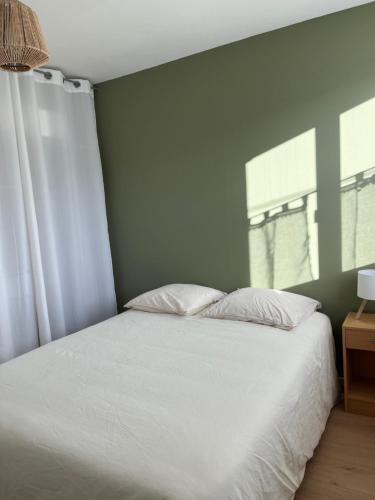 Giường trong phòng chung tại Appartement paisible et lumineux au coeur de Wissant