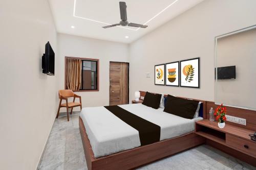 Un pat sau paturi într-o cameră la Collection O Chorwad Formerly Imperial Inn