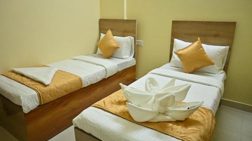 Postel nebo postele na pokoji v ubytování Sasthi Inn Hotel