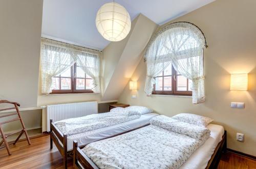 グダニスクにあるOld Town Apartment Gdańskの2ベッド 2窓付きの部屋