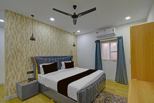 Ένα ή περισσότερα κρεβάτια σε δωμάτιο στο Townhouse OAK Banjara Hills Hyderabad