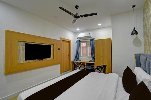 Ένα ή περισσότερα κρεβάτια σε δωμάτιο στο Townhouse OAK Banjara Hills Hyderabad