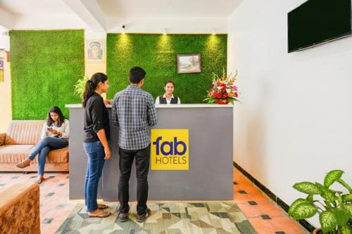 um grupo de pessoas em torno de uma recepção em Via Sahil Residency em Pune