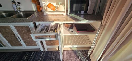 an empty kitchen with a sink and a counter at Villa Sunniva in Wok Tum