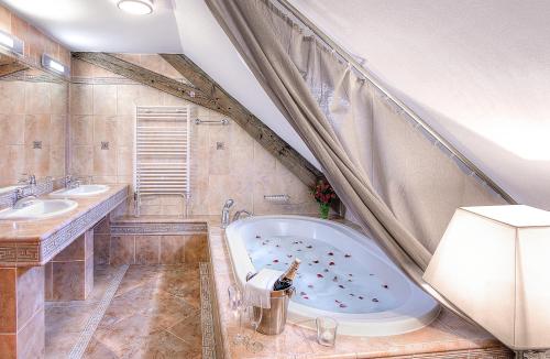 米庫洛夫的住宿－塔扎爾米庫洛夫膳食公寓，一间带大浴缸和两个盥洗盆的浴室