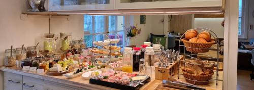 un buffet con mucha comida en una mesa en Gästehaus Seeblick, en Langenargen