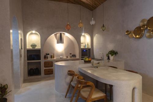 een keuken met een groot wit eiland in een kamer bij Lugadia Villas in El Nido