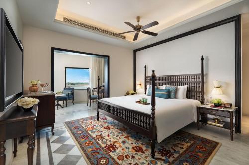 Ένα ή περισσότερα κρεβάτια σε δωμάτιο στο Avantika By The Ganges - IHCL SELEQTIONS