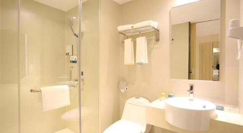 um banheiro com pia, vaso sanitário e chuveiro em City Comfort Inn Changsha Tangshuili Fuyou em Changsha