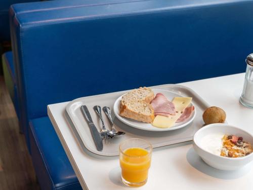 イシー・レ・ムリノーにあるイビス バジェット イシー レ ムリノー パリ ウエストのトレイ(食品プレートとオレンジジュース1杯付)