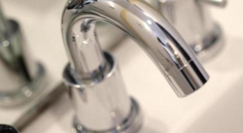 un lavandino in bagno con rubinetto e spazzolino da denti di Amaris Hotel Palangkaraya a Palangkaraya