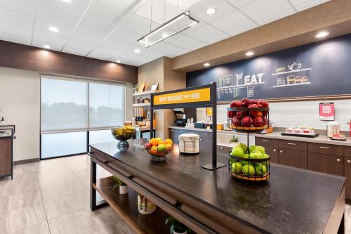 eine Cafeteria mit einer Theke mit Obst in Körben darauf in der Unterkunft Hampton Inn By Hilton Huntley Chicago in Huntley