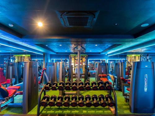 a gym with a lot of exercise equipment at Drive in Ichinomiya motel in Ichinomiya