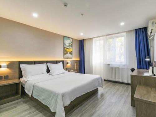 Ένα ή περισσότερα κρεβάτια σε δωμάτιο στο 7 Days Inn Tianjin Development Zone 3rd Street Wanli