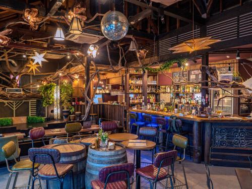 a restaurant with tables and chairs and a bar at Drive in Ichinomiya motel in Ichinomiya